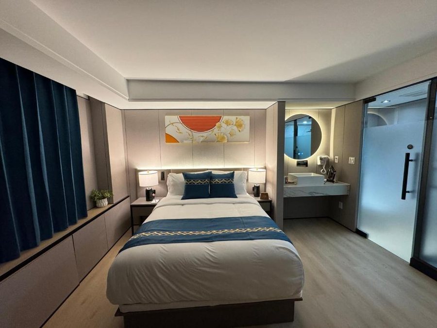 Ly New York Hotel — Guest room