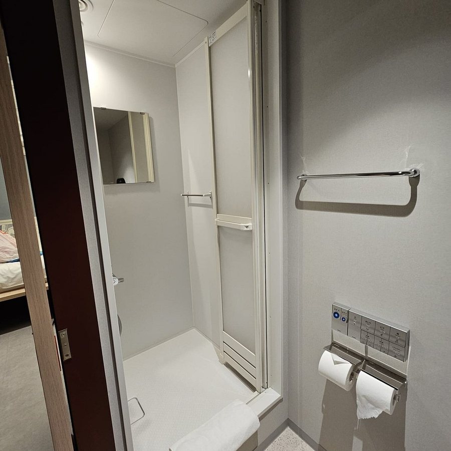 Lyf Ginza Tokyo — Bathroom