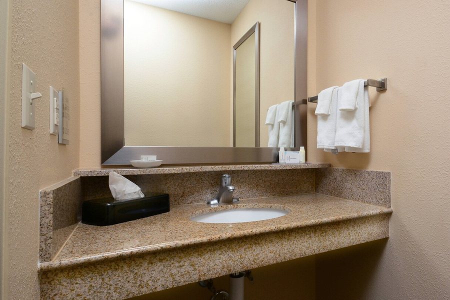 Lynchburg Country Inn — Bathroom