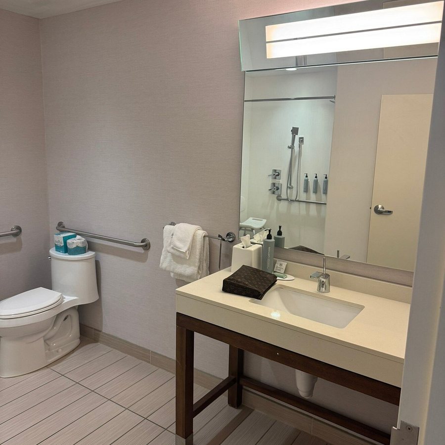 M Hotel Buffalo — Bathroom