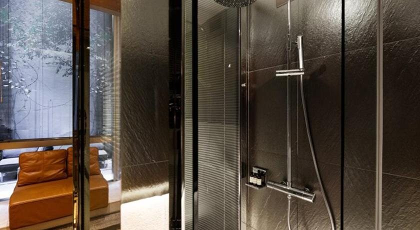 M Social Hotel Singapore — Bathroom