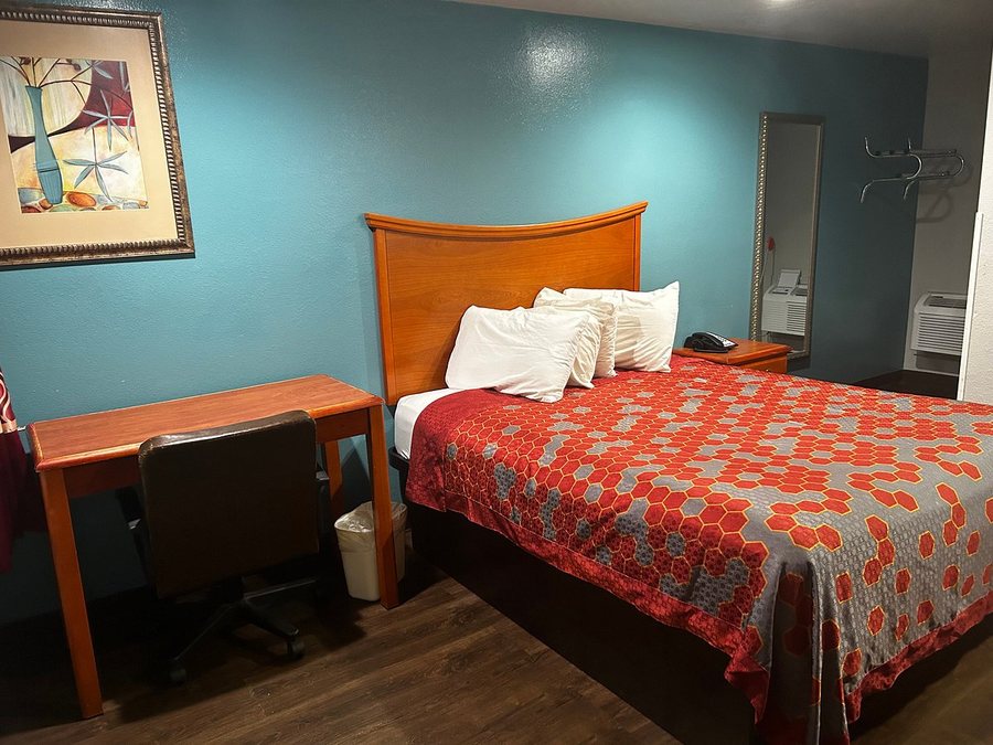 M Star Hotel Searcy — Guest room