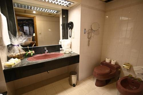 M Suite Hotel — Bathroom