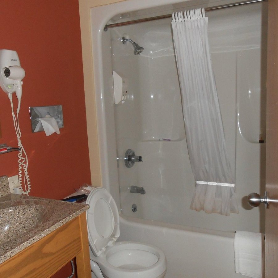 M22 Inn Suttons Bay — Bathroom