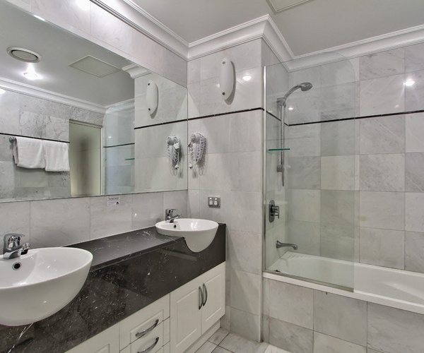 Macarthur Chambers Apartment Hotel — Bathroom