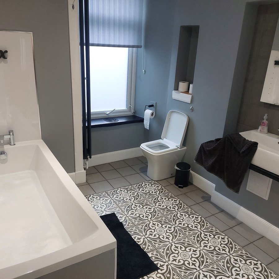 MacArthur House Bed and Breakfast — Bathroom