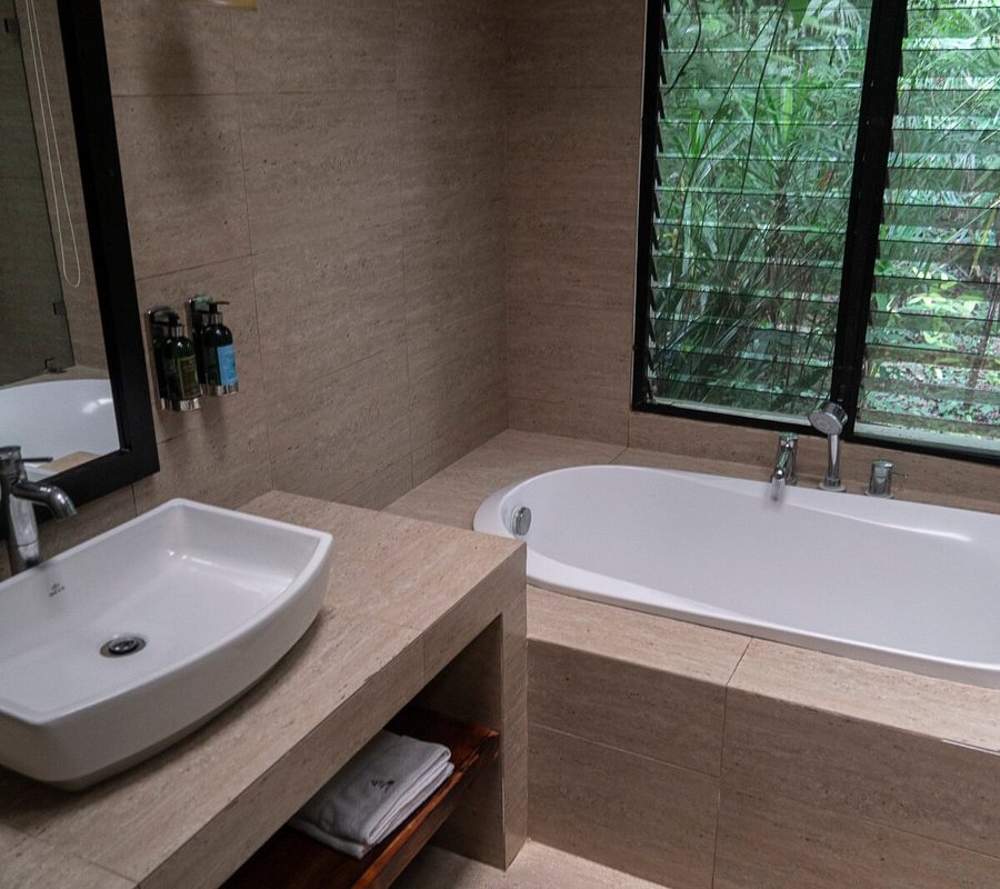 Macaw Bank Jungle Lodge — Bathroom
