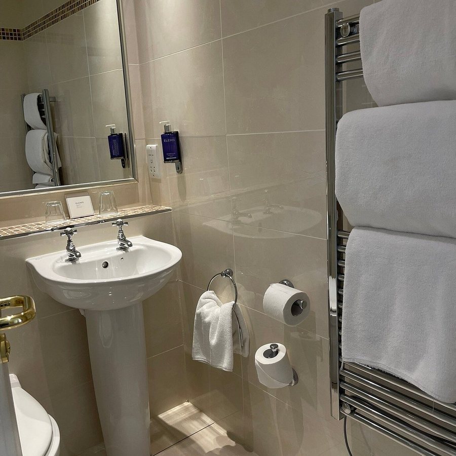 Macdonald Morlich Hotel — Bathroom