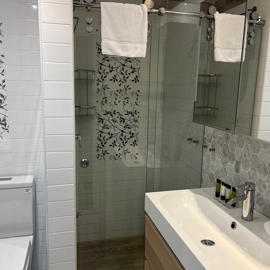 Macleay Hotel — Bathroom