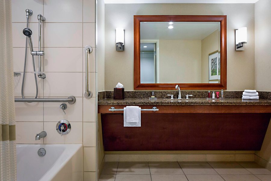 Macon Marriott City Center — Bathroom