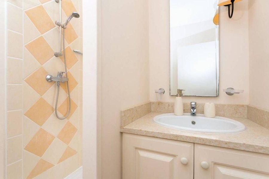 Madame Vacances Residence Provence Country Club — Bathroom