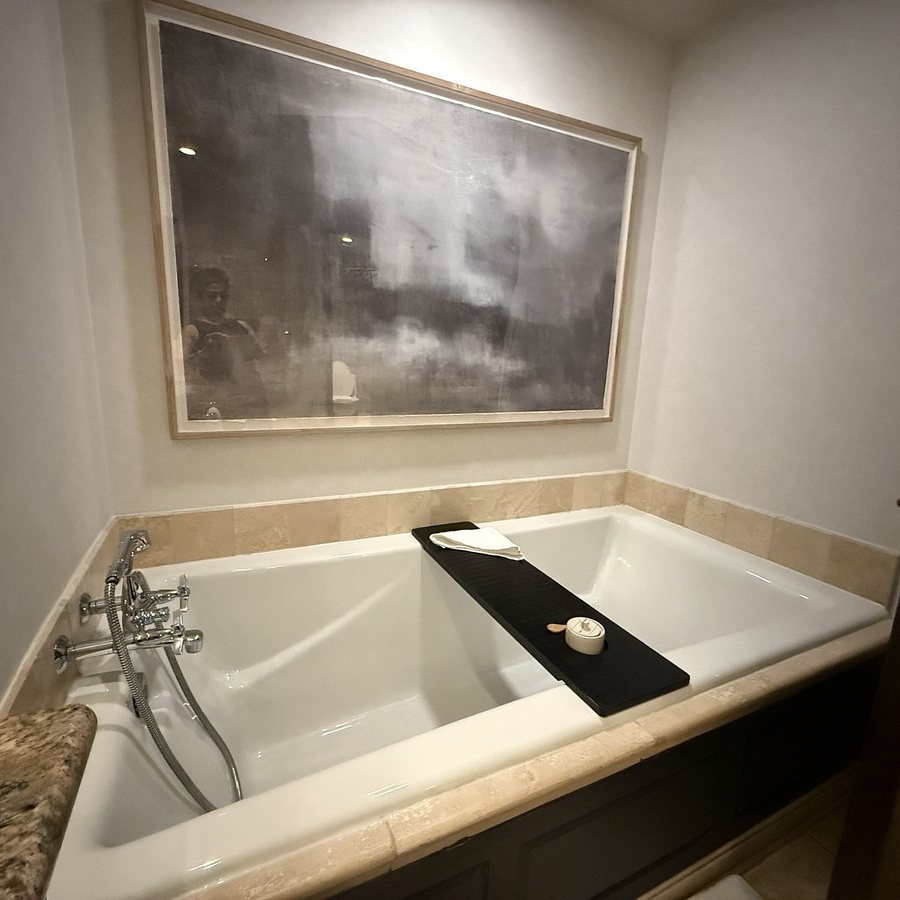 Madeline Hotel Residences Auberge Collection — Bathroom
