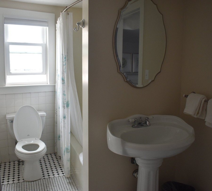 Madison Inn — Bathroom