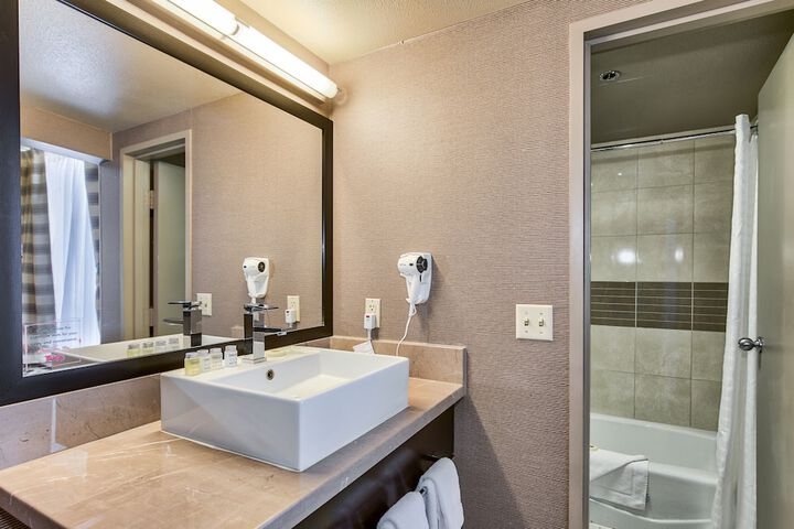 Madison Plaza Hotel — Bathroom