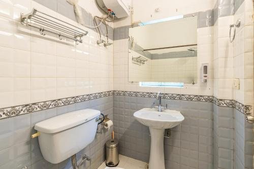 Madpackers Rishikesh — Bathroom