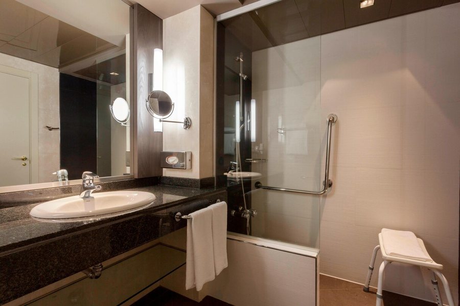 Madrid Marriott Auditorium Hotel Conference Center — Bathroom