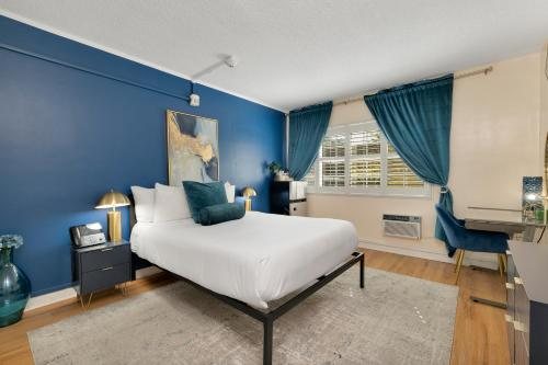 Magic Castle Hotel Los Angeles California — Guest room
