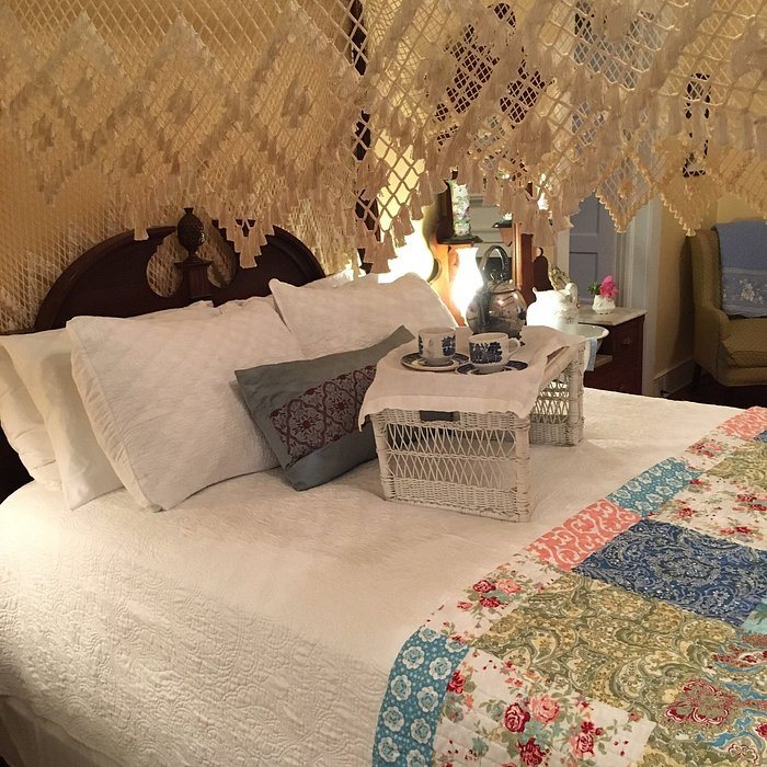 Magnolia Cottage Bed Breakfast — Guest room