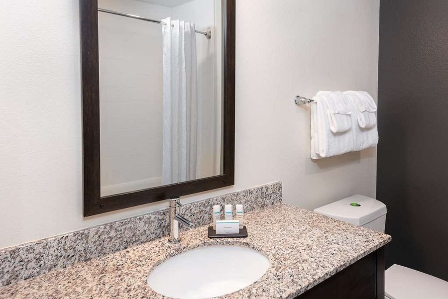 Magnolia Hotel BW Signature Collection — Bathroom