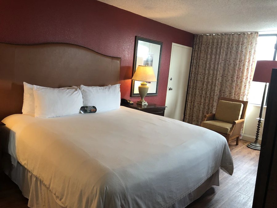 Magnolia Hotel BW Signature Collection — Guest room