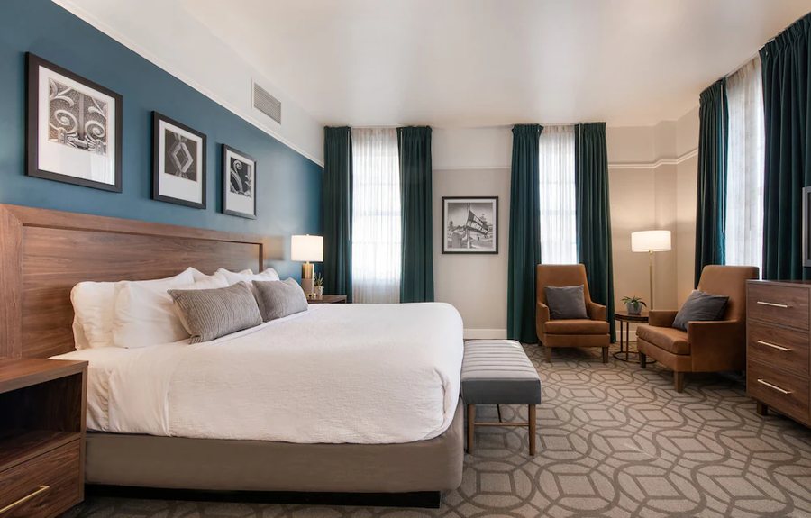 Magnolia Hotel Omaha — Guest room