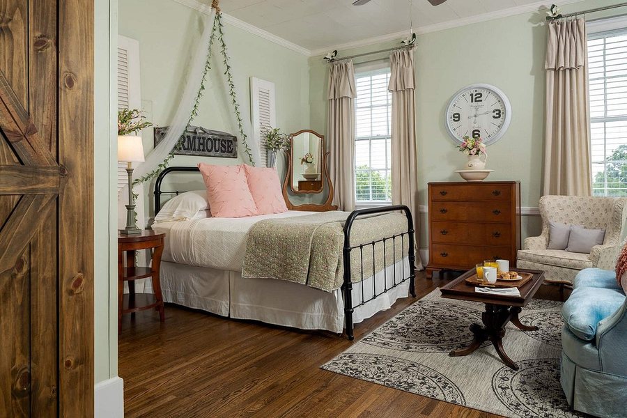 Magnolia Manor — Guest room