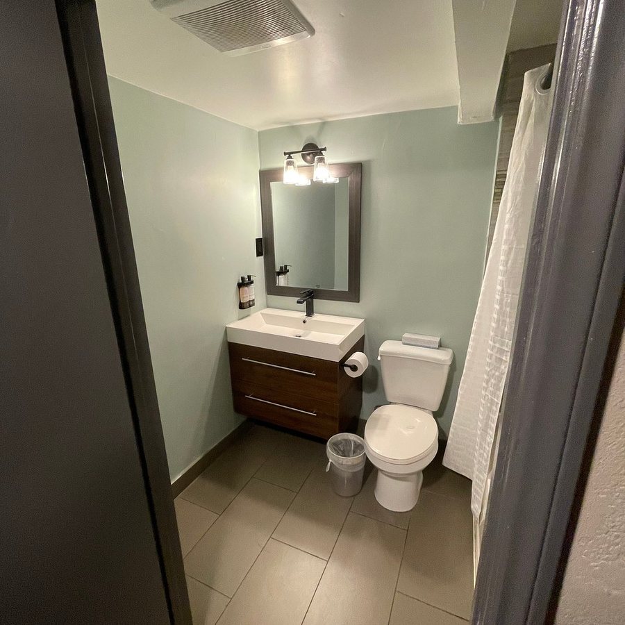 Magnolia Tree Hotel in Anaheim — Bathroom