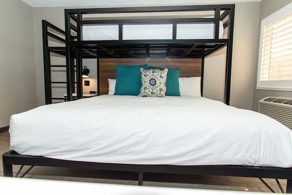 Magnolia Tree Hotel in Anaheim — Guest room