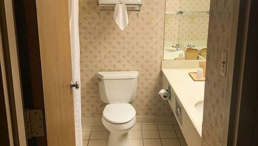 Magnuson Grand DeSoto — Bathroom