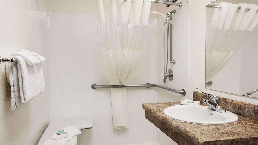 Magnuson Grand Hotel and Conference Center Tyler — Bathroom