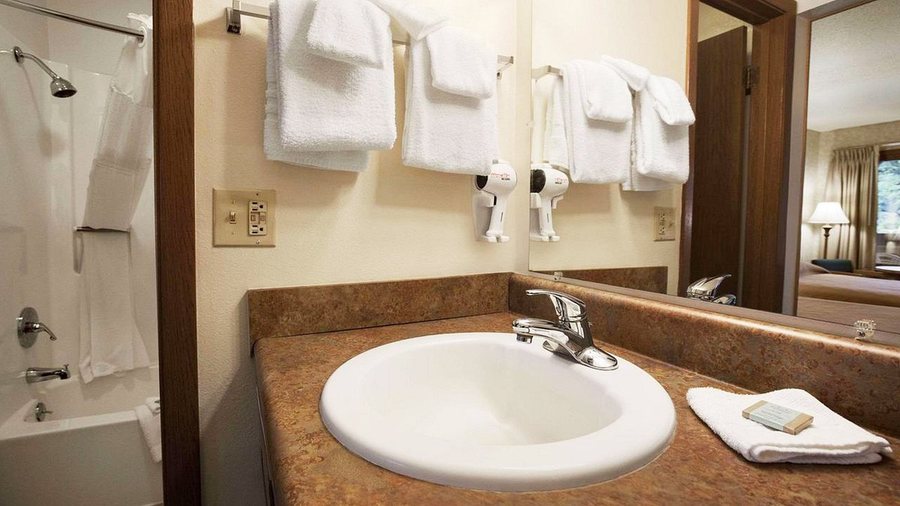 Magnuson Grand Rushmore View — Bathroom