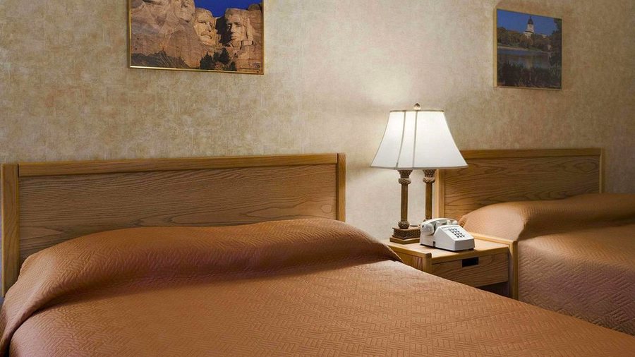 Magnuson Grand Rushmore View — Guest room