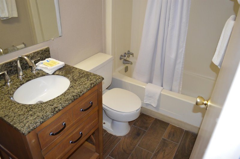 Magnuson Hotel Ely — Bathroom