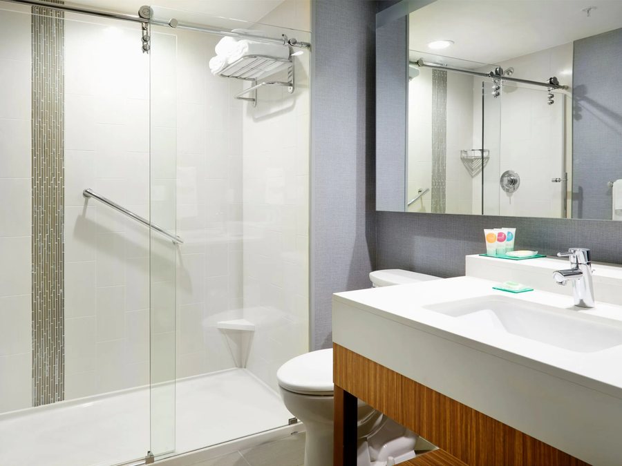 Magnuson Hotel Jacksonville Downtown — Bathroom