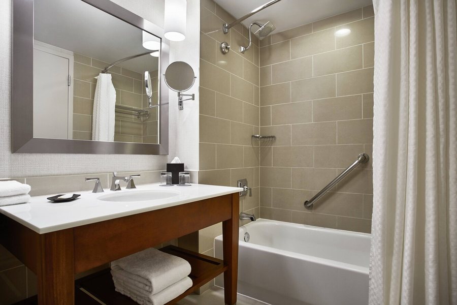 Magnuson Hotel Virginia Beach — Bathroom