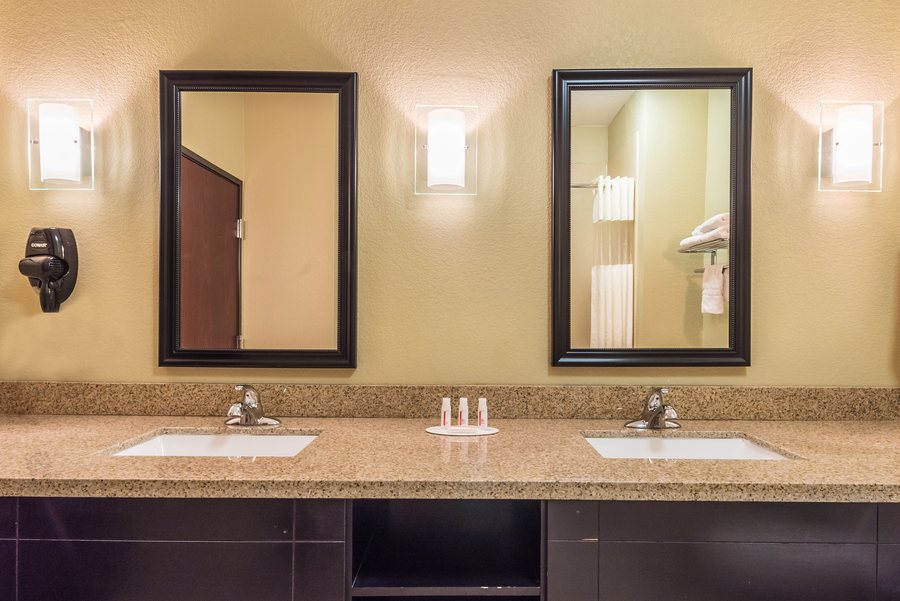 Magpie Inn — Bathroom