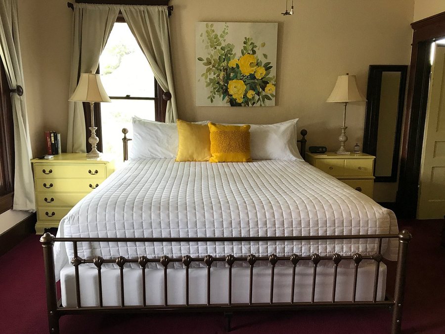 Magpie Inn — Guest room