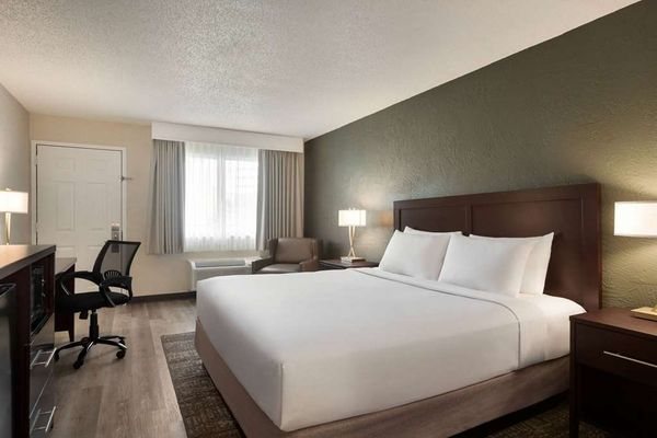 Mai Hana Hotel and Suites International Drive Orlando Florida — Guest room
