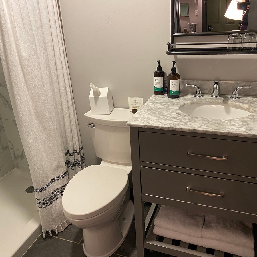 Main and Mountain Motel — Bathroom