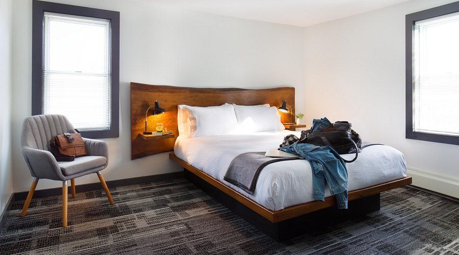 Main and Mountain Motel — Guest room