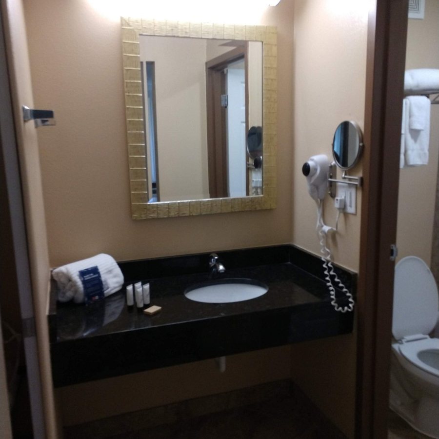 Main Gate Kissimmee Hotel — Bathroom