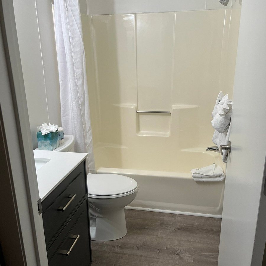Main Street Motel — Bathroom