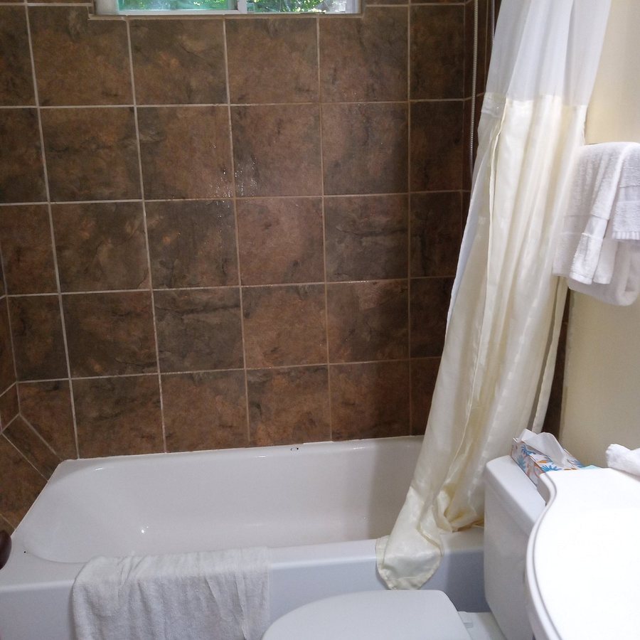 Maine Idyll Motor Court — Bathroom