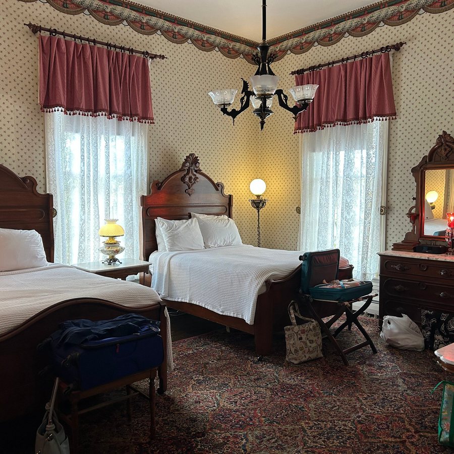 Mainstay Inn and Cottage — Guest room