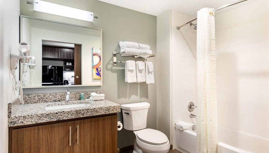 MainStay Suites Addison Dallas — Bathroom