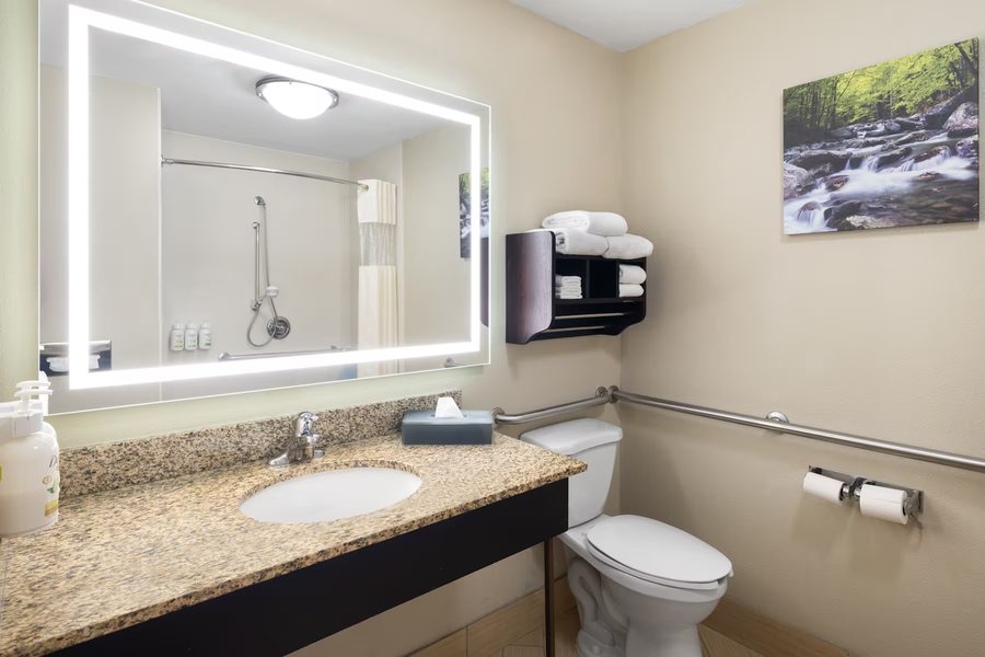 MainStay Suites Alcoa Knoxville Airport — Bathroom