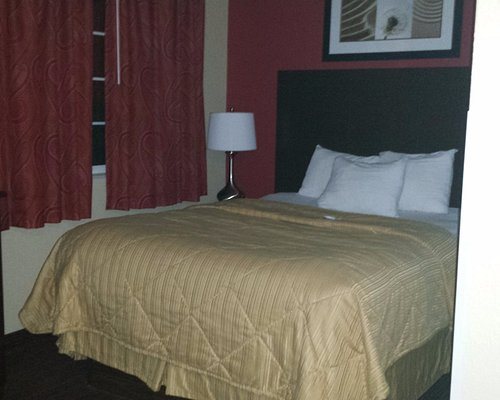 MainStay Suites Alcoa Knoxville Airport — Guest room