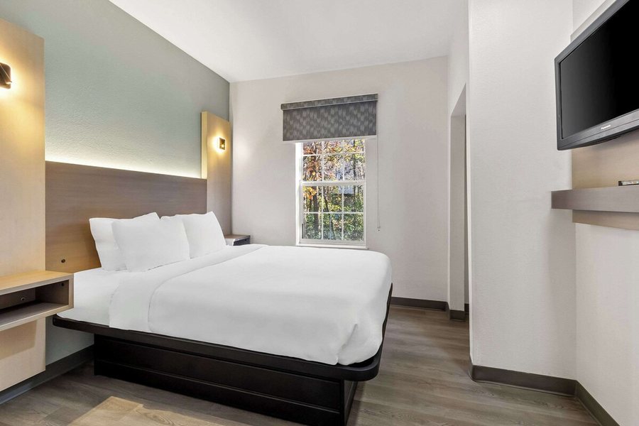 MainStay Suites Columbia Harbison — Guest room