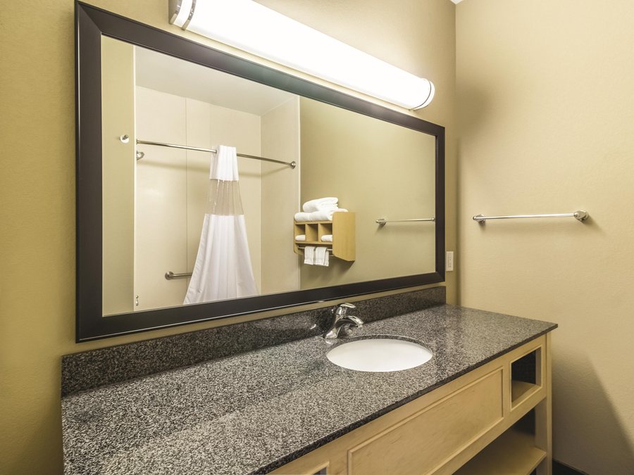MainStay Suites Fargo I 94 Medical Center — Bathroom