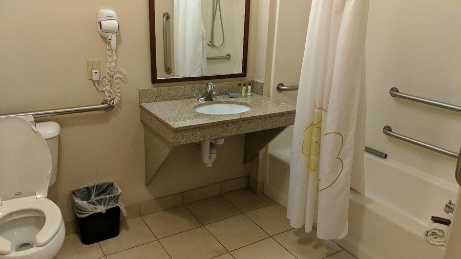 MainStay Suites Fitchburg Madison — Bathroom